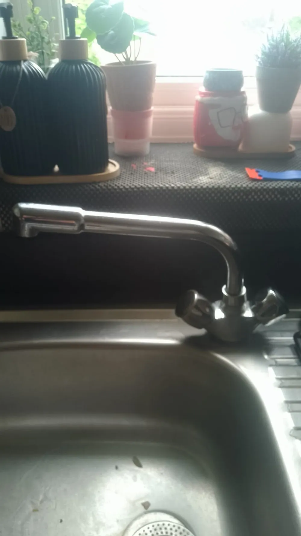 Kitchen mixer tap over an undermount sink after a drip repair